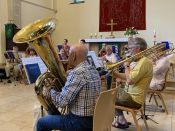 „Und Trompete spielen kann er auch?!“ – Superintendent Hans-Georg Furian und der Bläserbeauftragte Jürgen Hahn am 22. Juni 2023 zu Gast beim Posaunenchor in Berlin-Karlshorst. Foto: Jürgen Bosenius