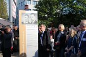 Propst Christian Stäblien bei der Einweihung der Gedenkstele für Dorothee und Harald Poelchau an der Ecke Poelchaustraße und Märkische Allee in Marzahn. Foto: Jürgen Bosenius / kklios