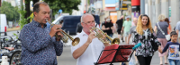 „Ja, ist denn jetzt schon Weihnachten?“ – Straßenmusik mit Superintendent Hans-Georg Furian (rechts) und dem Bläserbeauftragten Jürgen Hahn auf der Frankfurter Allee. Foto: Jürgen Bosenius