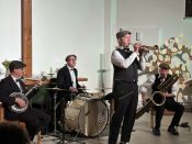 Auch die 2. Ausgabe von „Gott Sei Dank, Wochenende!“ begeistert das Publikum – rund 100 Gäste im Gemeindezentrum Hellersdorf tanzen und singen beim Auftritt von Jürgen Hahns Very Hot Jazz Band. Foto: Jürgen Bosenius