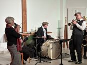 Auch die 2. Ausgabe von „Gott Sei Dank, Wochenende!“ begeistert das Publikum – rund 100 Gäste im Gemeindezentrum Hellersdorf tanzen und singen beim Auftritt von Jürgen Hahns Very Hot Jazz Band. Foto: Jürgen Bosenius