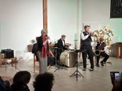 Auch die 2. Ausgabe von „Gott Sei Dank, Wochenende!“ begeistert das Publikum – rund 100 Gäste im Gemeindezentrum Hellersdorf tanzen und singen beim Auftritt von Jürgen Hahns Very Hot Jazz Band. Foto: Jürgen Bosenius