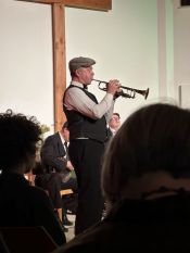Auch die 2. Ausgabe von „Gott Sei Dank, Wochenende!“ begeistert das Publikum – rund 100 Gäste im Gemeindezentrum Hellersdorf tanzen und singen beim Auftritt von Jürgen Hahns Very Hot Jazz Band. Foto: Jürgen Bosenius
