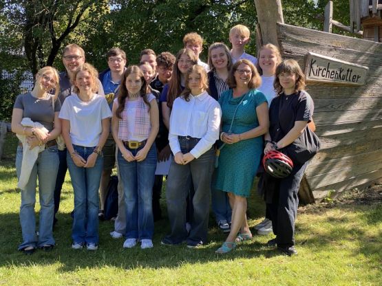 Mit ihnen nimmt der "Kirchenkutter" richtig Fahrt auf: 15 Teamerinnen und Teamer nach dem Einführungsgottesdienst im Gemeindezentrum Hellersdorf am 7. September 2025. Foto: Jürgen Bosenius/ekbso.de