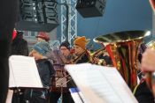 Union Berlin: "Eiserne Bläser" des Ev. Kirchenkreises Berlin Süd-Ost spielen beim Weihnachtssingen 2022 im Stadion An der Alten Försterei. Foto: Jürgen Bosenius