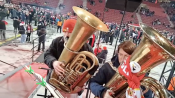 "Eiserne Bläser" des Ev. Kirchenkreises Berlin Süd-Ost heizen im Stadion An der Alten Försterei beim Weihnachtssingen 2025 von Union Berlin kräftig ein. Foto: Focko Hinken