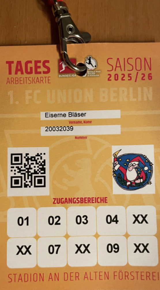 "Eiserne Bläser" des Ev. Kirchenkreises Berlin Süd-Ost heizen im Stadion An der Alten Försterei beim Weihnachtssingen 2025 von Union Berlin kräftig ein. Foto: Andreas Uhle