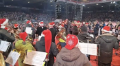 "Eiserne Bläser" des Ev. Kirchenkreises Berlin Süd-Ost heizen im Stadion An der Alten Försterei beim Weihnachtssingen 2025 von Union Berlin kräftig ein. Foto: Focko Hinken