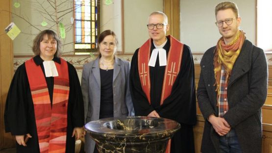 Auf Wiedersehen, Astrid Wekel (2.v.l.): Pfarrerin Marit von Homeyer, Pfarrer Ralf Musold und Katechet Johannes Steude. Foto: Jürgen Bosenius / Ev. Kirchenkreis Berlin Süd-Ost