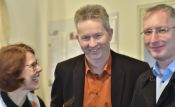V.l.n.r.: Pfarrerin Steffi Jawer gratulieren der Schöneicher Bürgermeister Ralf Steinbrück (SPD) und Mathias Papendieck (SPD), Mitglied des Deutschen Bundestages (Wahlkreis Frankfurt (Oder) – Oder-Spree). Foto: Walter Heinrich