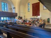 Der Dirigent, Komponist und Posaunist Matthias Jann begeistert Bläserinnen und Bläser aus dem Kirchenkreis Berlin Süd-Ost bei Wochenend-Workshop in Karlshorst. Foto: Jürgen Hahn