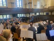 Der Dirigent, Komponist und Posaunist Matthias Jann begeistert Bläserinnen und Bläser aus dem Kirchenkreis Berlin Süd-Ost bei Wochenend-Workshop in Karlshorst. Foto: Jürgen Hahn