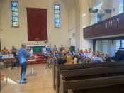Der Dirigent, Komponist und Posaunist Matthias Jann begeistert Bläserinnen und Bläser aus dem Kirchenkreis Berlin Süd-Ost bei Wochenend-Workshop in Karlshorst. Foto: Jürgen Hahn