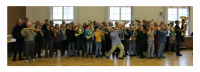 „Hier im Bauch spürt ihr den Beat!“ – Michael Schütz (ganz links) begeistert mehr als 40 Bläserinnen und Bläser bei Workshop im Haus des Kirchenkreises in Berlin-Lichtenberg. Foto: Jürgen Bosenius / Ev. Kirchenkreis Berlin Süd-Ost