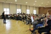„Hier im Bauch spürt ihr den Beat!“ – Michael Schütz begeistert die mehr als 40 Bläserinnen und Bläser beim Workshop im Haus des Kirchenkreises in Berlin-Lichtenberg. Foto: Jürgen Bosenius