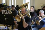 „Hier im Bauch spürt ihr den Beat!“ – Michael Schütz begeistert die mehr als 40 Bläserinnen und Bläser beim Workshop im Haus des Kirchenkreises in Berlin-Lichtenberg. Foto: Jürgen Bosenius