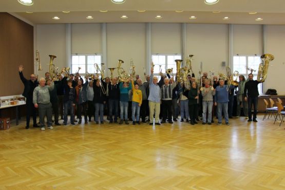 „Hier im Bauch spürt ihr den Beat!“ – Michael Schütz begeistert die mehr als 40 Bläserinnen und Bläser beim Workshop im Haus des Kirchenkreises in Berlin-Lichtenberg. Foto: Jürgen Bosenius