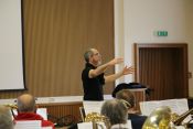 Michael Schütz: „Hier im Bauch spürt ihr den Beat!“ – Michael Schütz begeistert die mehr als 40 Bläserinnen und Bläser beim Workshop im Haus des Kirchenkreises in Berlin-Lichtenberg. Foto: Jürgen Bosenius